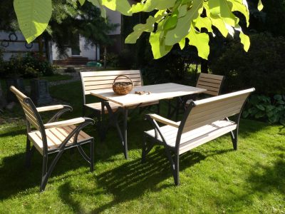 Meble ogrodowe drewniane krzesła stół ławka